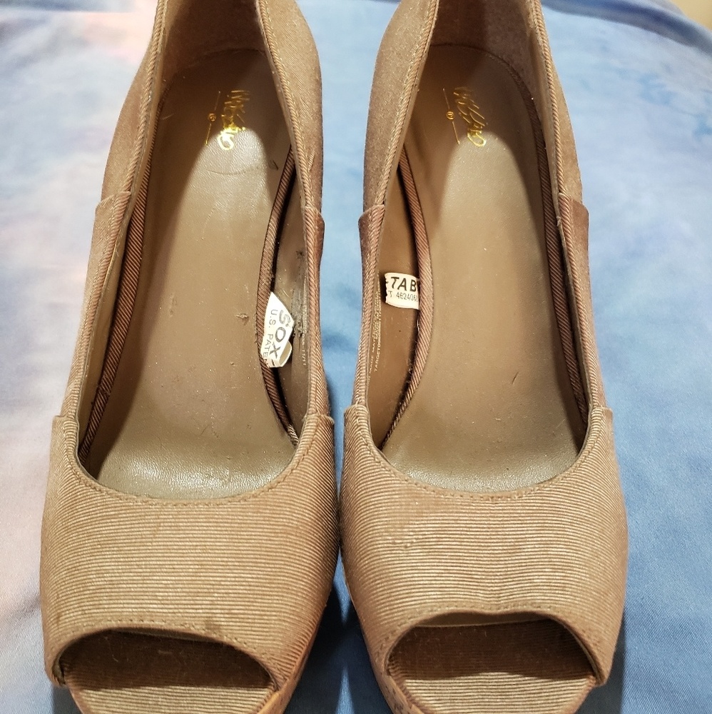 Adorable tan wedges